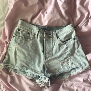 Light wash Levi shorts: med/high wasted
